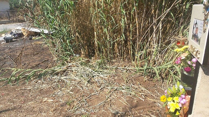 Rifiuti sulla stele di Loris Stival il Comune ripulisce lo scempio