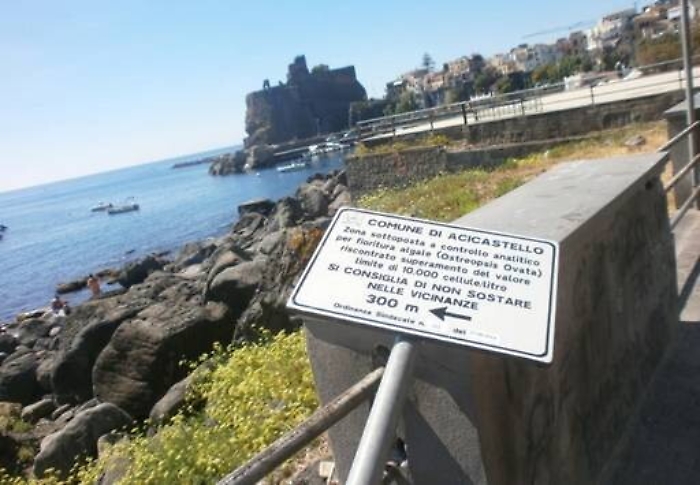 Riviera dei Ciclopi, mare “vietato” e il collettore fognario resta un miraggio