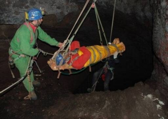 Scivola in un’antica canna fumaria speleologo salvato nell’Agrigentino