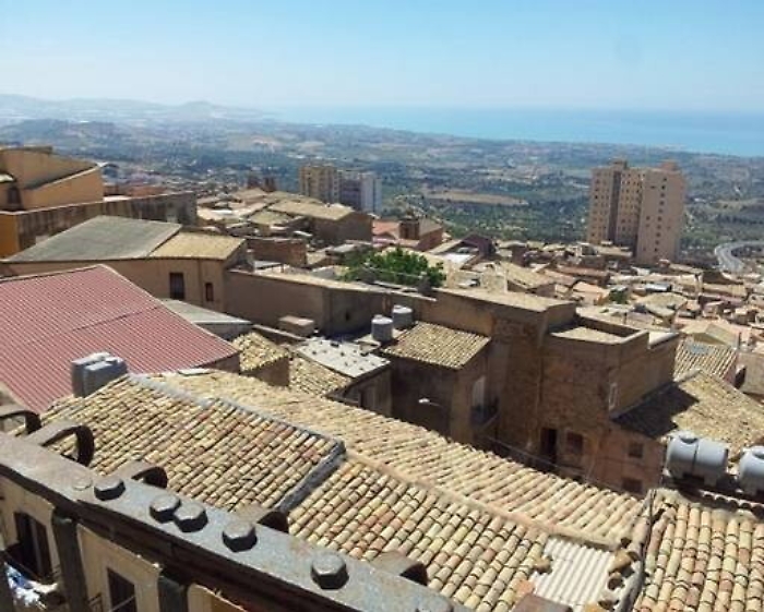 Sette personaggi in cerca d&rsquo;autore fra kaos (calmo) e porte girevoli