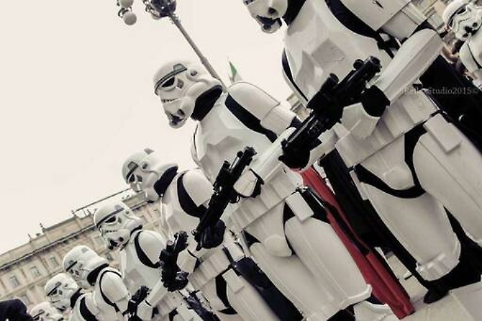 “Star Wars” l’attesa è finita: papà e figli in coda per il grande ritorno