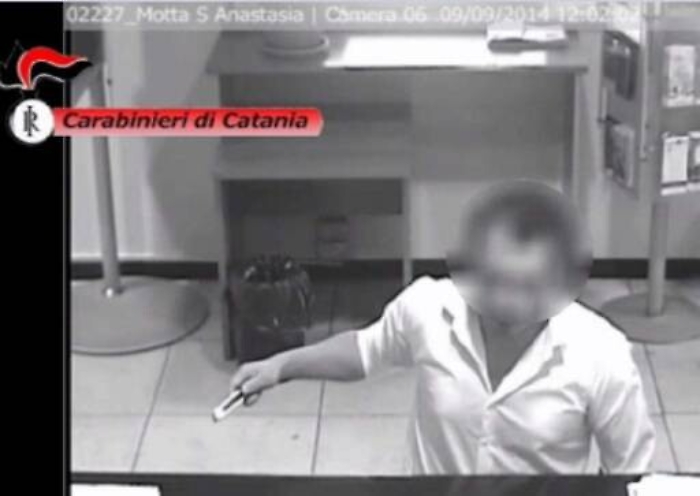 Tenta rapina in banca a Motta ma le telecamere lo &laquo;immortalano&raquo;