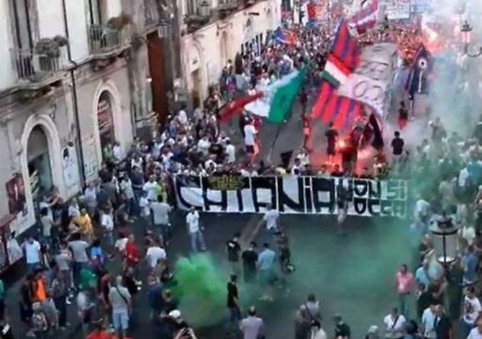 Tremila in piazza l’orgoglio rossazzurro «Giù le mani dal Catania, Pulvirenti vattene»