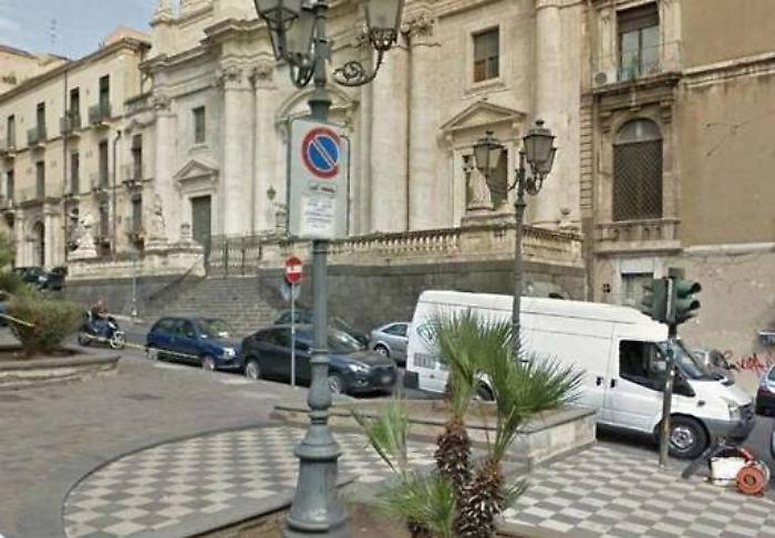 Turista scippata dopo l&rsquo;arrivo in citt&agrave; si frattura il polso e fugge da Catania