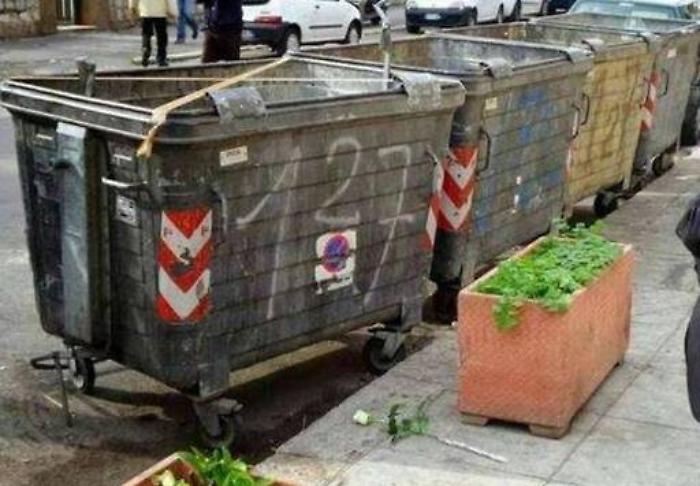 Uccise e gettò in un cassonetto la figlia Processo al via, la donna piange in aula