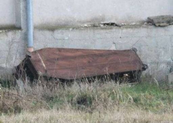 Una bara con resti ossei abbandonata nel Catanese