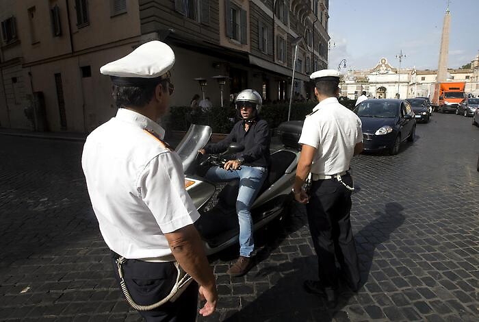 In due sul motorino a sedici anni. Cambia il codice della strada per adeguamenti UE