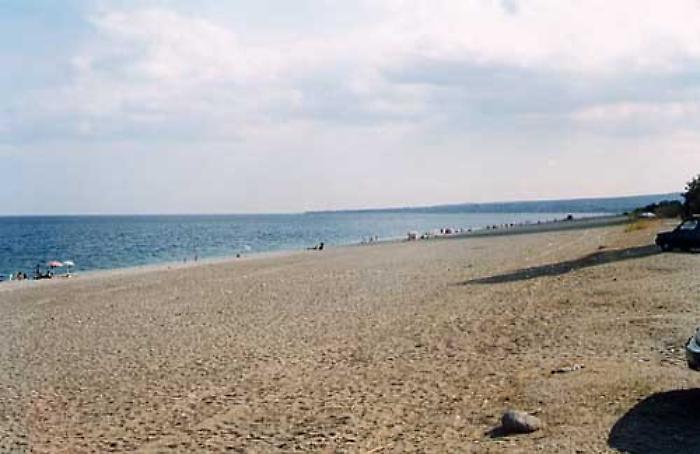 Omofobia a Mascali: “Sei gay nel mio lido non puoi entrare”