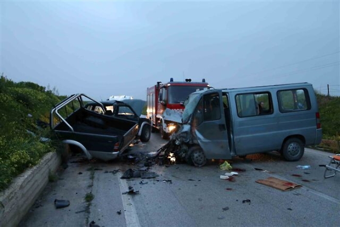 Licata, scontro tra pulmino e suv sulla Ss115: due morti e otto feriti