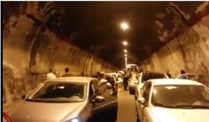 Siculiana, giù calcinacci dalla volta Automobilisti bloccati in galleria