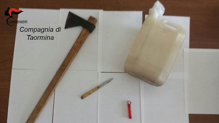 Taormina, tenta di dare fuoco al distributore di benzina