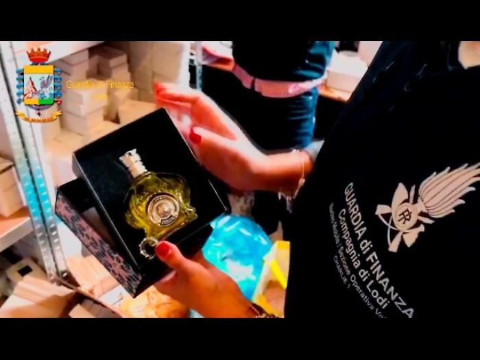 Profumi contraffatti sul web, 8 denunce