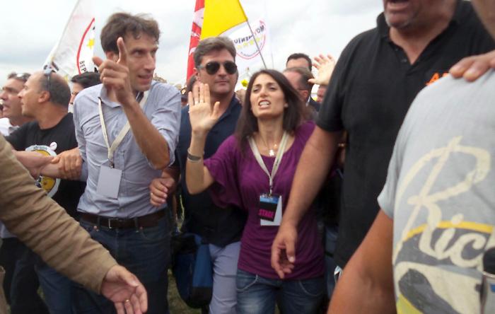 M5s, Raggi a Palermo suona la caricama &egrave; parapiglia con i giornalisti