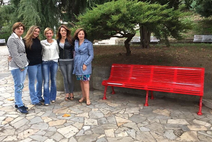 Trecastagni, una panchina rossa dedicata a Laura