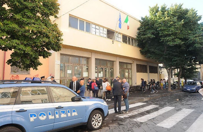 Catania, botte e graffi di una madre al preside: "Mio figlio deve tornare a casa da solo"