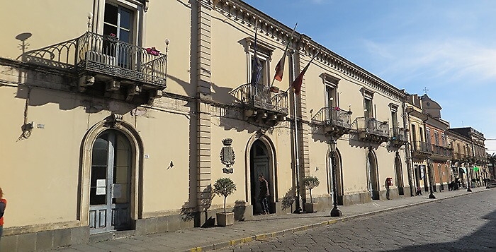 Piedimonte, trovati tre proiettili davanti il portone del municipio