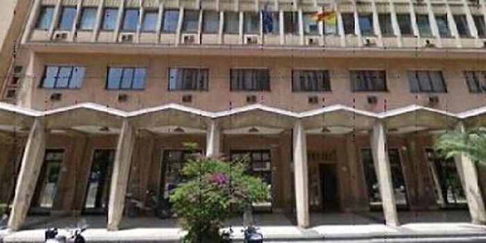 All' Assessorato Infrastrutture per chiedere informazioni  su una pratica, ma sarebbe stata violentata