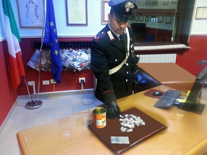 Messina, nascondeva la droga nel barattolo del latte in polvere per neonati: arrestata