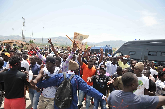 Ore di tensione a Mineo, i migranti bloccano per alcune ore la Catania Gela 