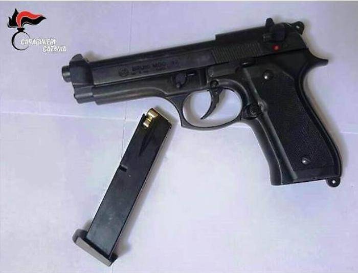 &laquo;Portami 2.500 euro o ti sparo in testa&raquo;: un arresto per estorsione