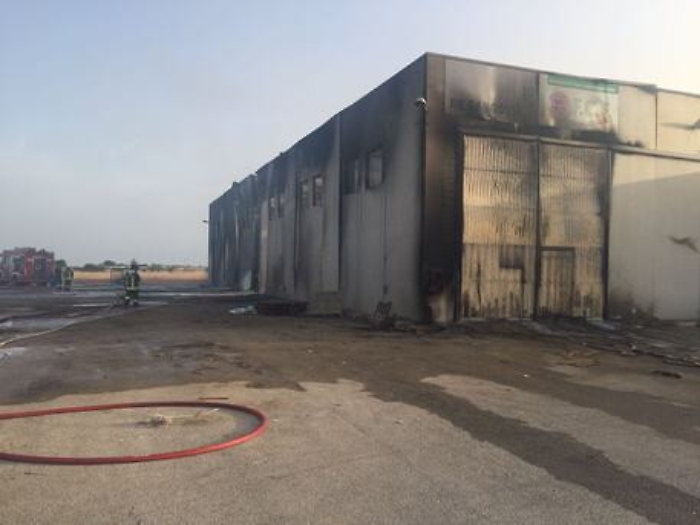 Deposito distrutto dalle fiamme a Santa Croce Camerina