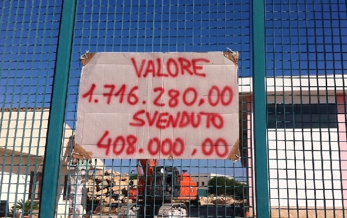 &laquo;Noi, disperati, vittime degli sciacalli delle aste&raquo;