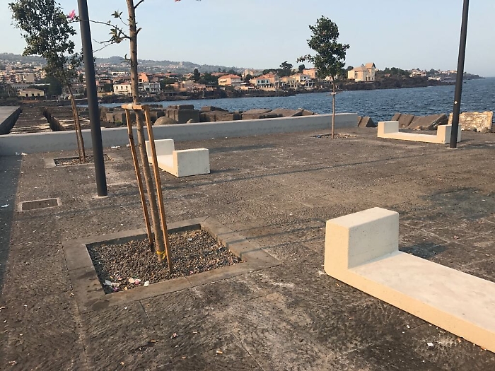 Piazzetta di Ognina appena ristrutturata e gi&agrave; vandalizzata