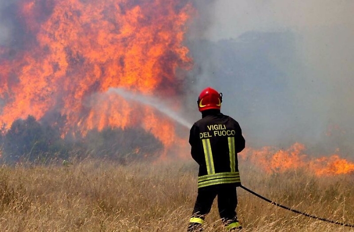 Incendi, fuoco avvolge agriturismi nel messinese. A Patti sgomberata residenza per anziani