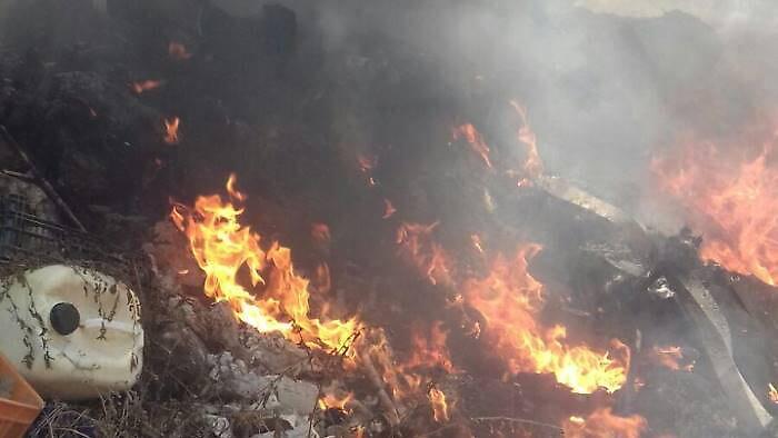 Bruciano rifiuti speciali, otto denunciati nel Ragusano