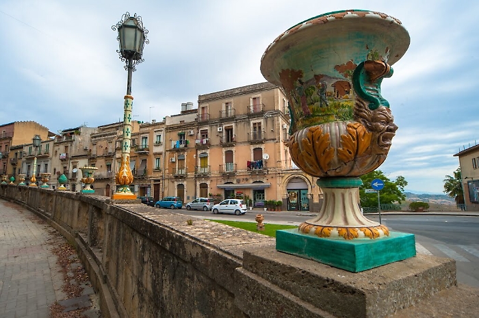 Caltagirone, mediatrice culturalerifiuta avance: afghano la malmena