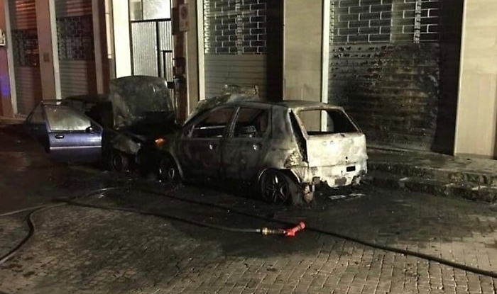 Fiamme ad auto ispettore dei vigili urbani di Francofonte