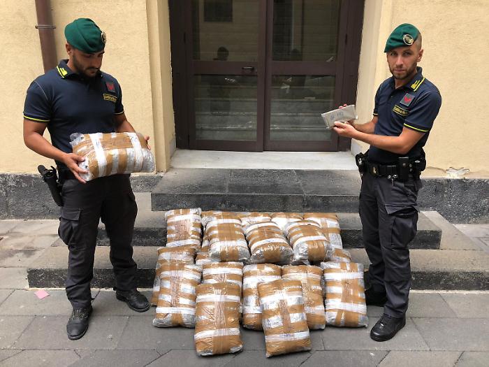 Catania, il corriere della droga con l'auto imbottita di marijuana