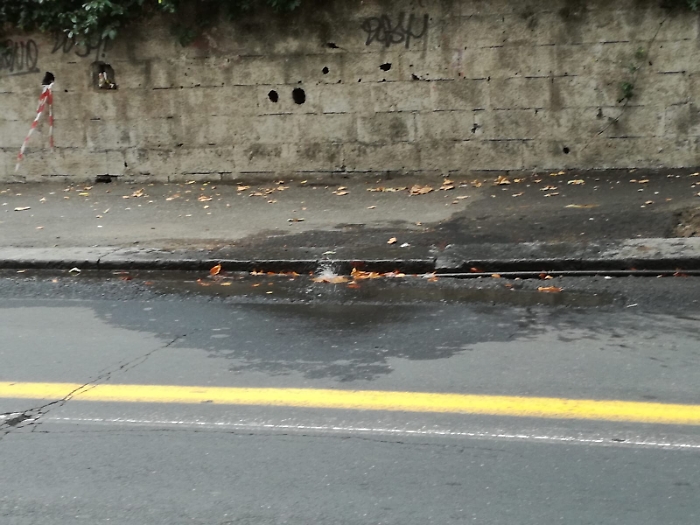 Catania, Via Lago di Nicito: tubo dell'acqua rotto al civico 36
