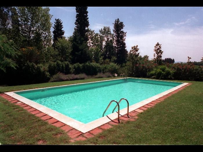 Aspirata da bocchettone piscina, muore