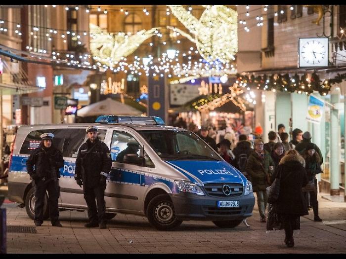 'Berlino sii forte', hashtag polizia