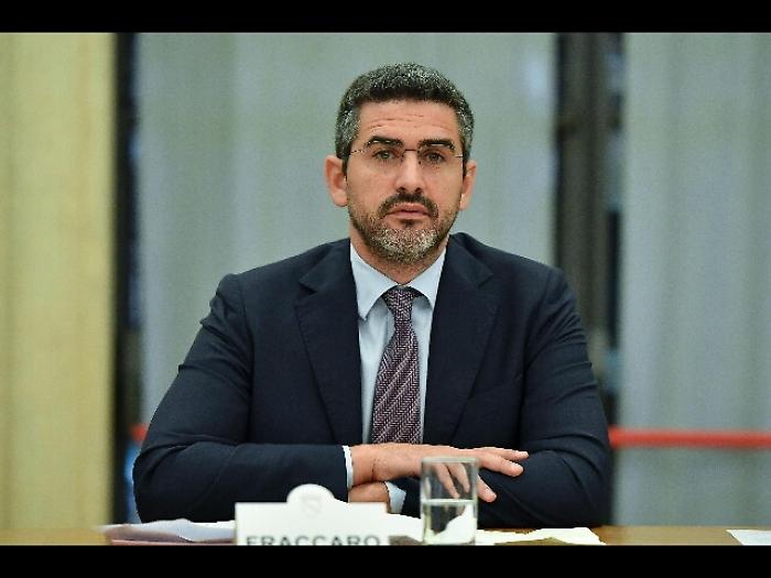 Fraccaro: idea 400 deputati 200 senatori