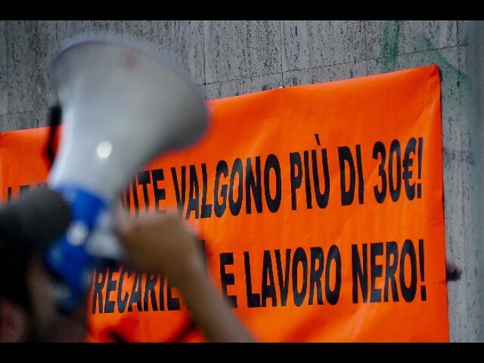 Precari Napoli, non valiamo 30 euro