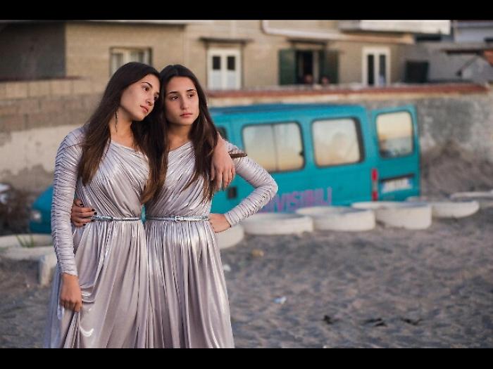 De Angelis, Indivisibili film universale