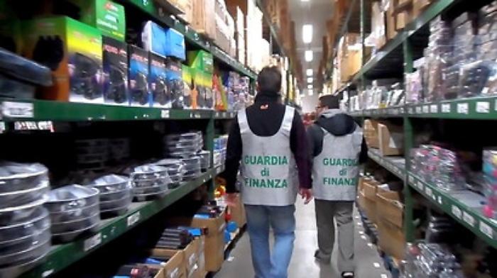 Misterbianco, stockhouse del falso Sequestrato un milione di oggetti