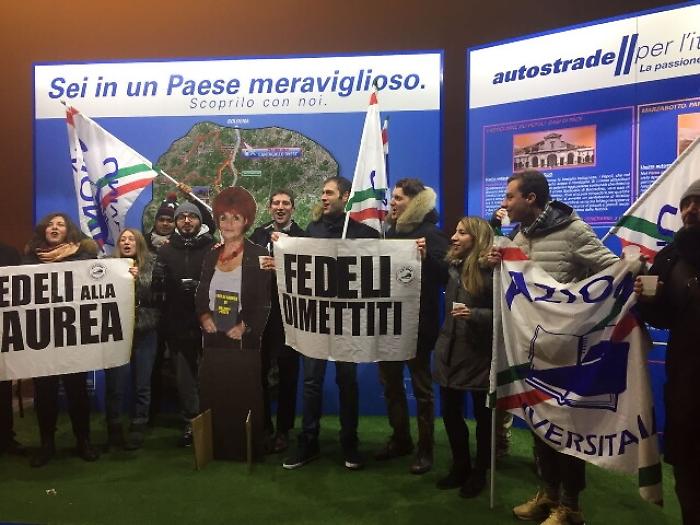 Laurea Fedeli, protesta studenti in A1