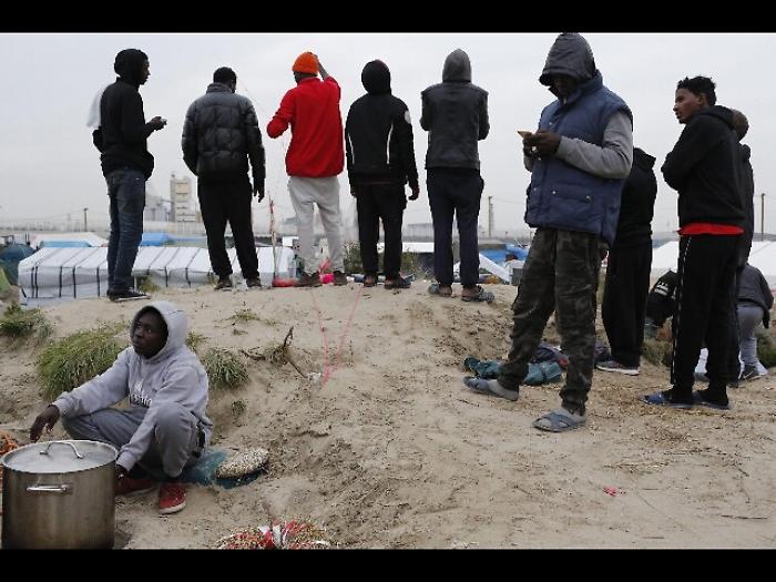 Interprete tv violentata a campo Calais