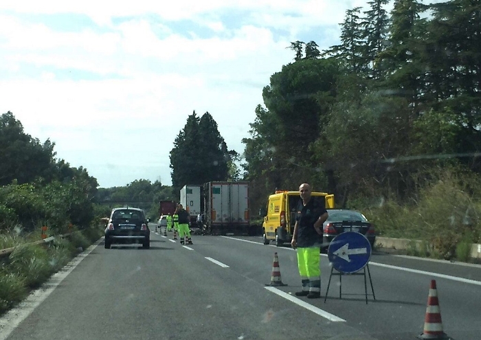A18, autotreno in fiamme Coda di 2 km ad Acireale