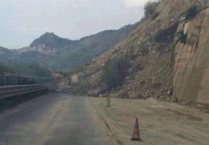 A18 interrotta, i primi rilievi del Cas ”Frana causata da lavori abusivi su collina”