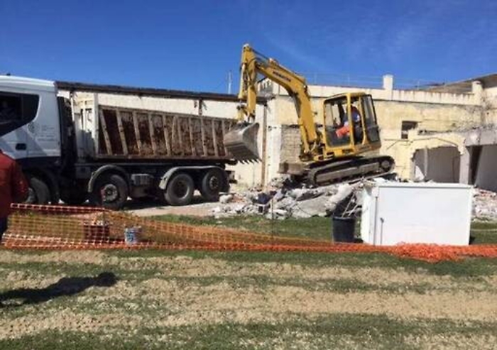 Abusivismo a Catania, ruspe al lavoro per abbattere edifici al Lido Università