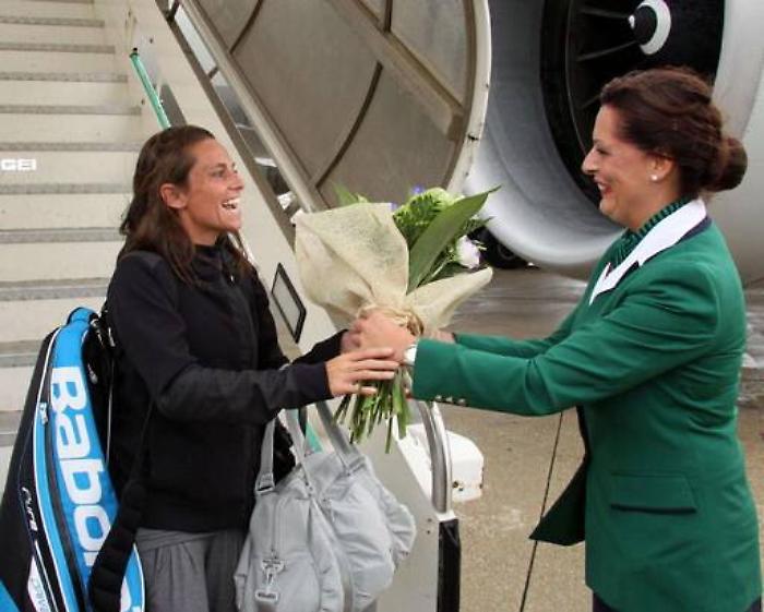 Accoglienza da star all'aeroporto di Palermo per Roberta Vinci