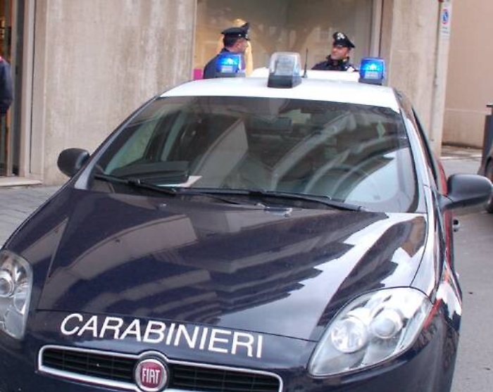 Acireale, posteggia furgone davanti negozio, commerciante lo gambizza