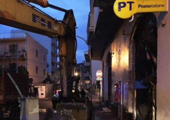 Acireale: sradicano il Postmat ma arrivano i carabinieri e fuggono