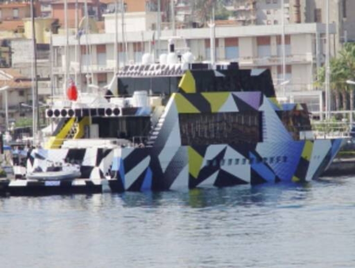 Al porto di Riposto il megayacht Guilty: a metà tra “museo” e opera di pop art