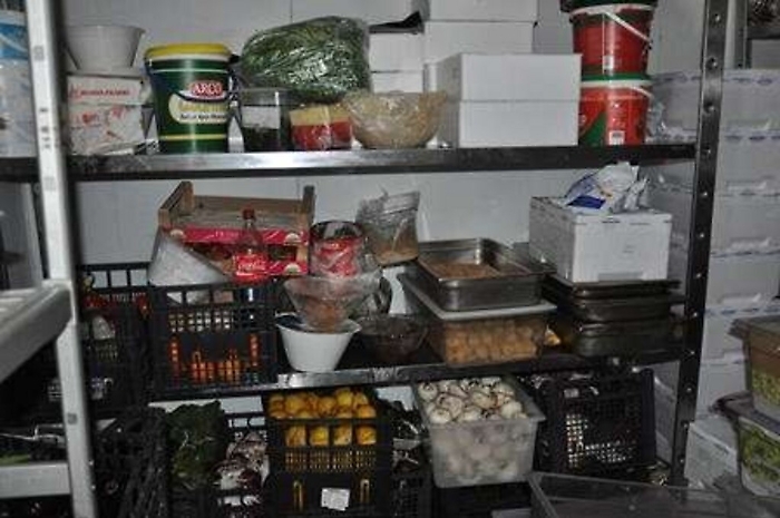 Alimenti avariati e pulizia carente in una pizzeria del centro &ldquo;I Portali&rdquo;