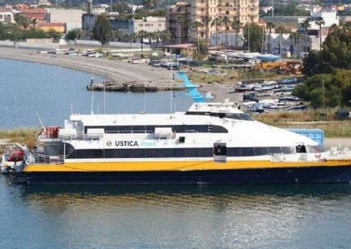 Aliscafo Messina Reggio Calabria finisce contro gli scogli, passeggeri illesi